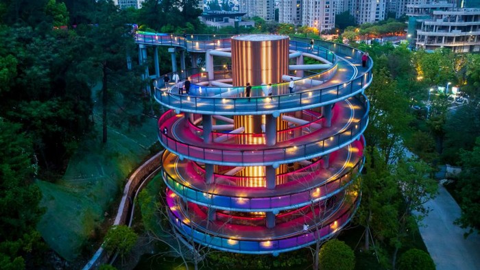 Jalur panorama Taman Linping di China menarik mata pengunjung. Pasalnya, jalur tersebut berwarna-warni dan berputar 360 derajat.