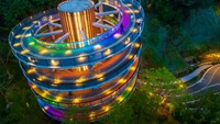 Jalur ini memiliki lampu warna-warni, sehingga tampak menarik perhatian pengunjung.