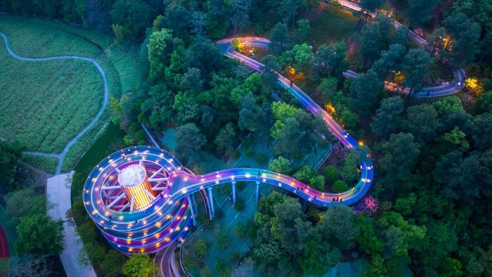 Jalur panorama Taman Linping di China menarik mata pengunjung. Pasalnya, jalur tersebut berwarna-warni dan berputar 360 derajat.