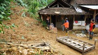 BPBD Trenggalek melaporkan sedikitnya 12 rumah warga yang tersebar di lima kecamatan daerah itu dilaporkan rusak berat dan sebagian tidak layak huni akibat diterjang tanah longsor sehingga 35 jiwa harus diungsikan sementara ke tempat aman. 