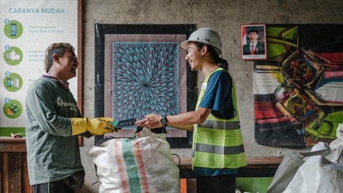 Aksi Nyata Perawatan Mata bagi Komunitas Pemulung Guna menciptakan dampak yang lebih besar bagi planet bumi dan masyarakat, CooperVision dan Plastic Bank melanjutkan kerjasama akan pengumpulan dan daur ulang plastik hingga 2026. Seperti apa?