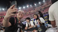 Fans antusias mengikuti sesi tanda tangan dengan pemain Red Sparks. 