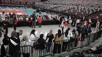 Fans berburu tanda tangan pemain Red Sparks di Indonesia Arena GBK, Jakarta, Sabtu (20/4/2024).