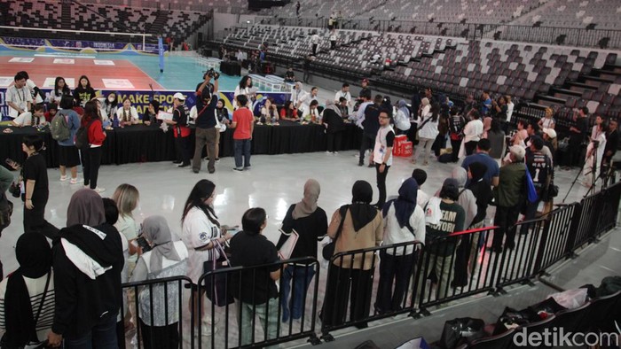 Antusiasme Fans Berburu Tanda Tangan Pemain Red Sparks Laga voliΒ Red SparksΒ vs Indonesia All Star digelar malam nanti. Sebelum tanding, para pemain Red Sparks melayani tanda tangan fans siang harinya.