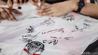 Selain meminta tanda tangan, mereka berfoto bersama dan tidak lupa memberikan cinderamata untuk atlet Red Sparks. 