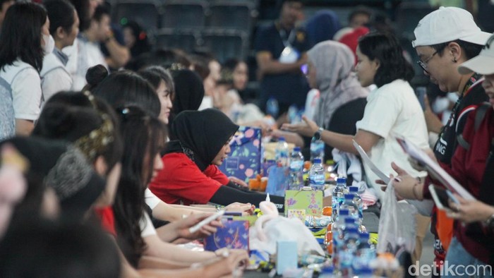 Antusiasme Fans Berburu Tanda Tangan Pemain Red Sparks Laga voliΒ Red SparksΒ vs Indonesia All Star digelar malam nanti. Sebelum tanding, para pemain Red Sparks melayani tanda tangan fans siang harinya.