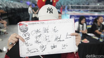 Antusiasme Fans Berburu Tanda Tangan Pemain Red Sparks