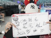 Antusiasme Fans Berburu Tanda Tangan Pemain Red Sparks