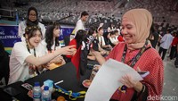 Siang harinya, diadakan sesi tanda tangan untuk para fans.