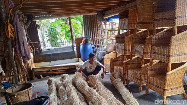 Bahan baku rotan dan kursi berbahan rotan (Andika Syahputra/detikcom)