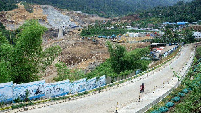 Begini Progress Terkini Proyek Bendungan Bagong Trenggalek Pengendara melintas dekat lokasi proyek pembangunan Bendungan Bagong, Trenggalek, Jawa Timur, Sabtu (20/4/2024). Poyek strategis nasional (PSN) yang menyedot anggaran Rp1,6 triliun yang telah dimulai sejak 2015 dan ditargetkan rampug pada akhir 2024 tersebut diproyeksikan mampu menampung 17,5 juta meter kubik air sehingga bisa efektif mengendalikan dampak banjir di wilayah Kota Trenggalek dan sekitar, sekaligus meningkatkan cakupan daerah irigasi pertanian seluas 857 hektare di daerah tersebut. FOTO/Destyan Sujarwoko/YU
