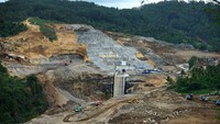 Bendungan tersebut diproyeksikan mampu menampung 17,5 juta meter kubik air sehingga bisa efektif mengendalikan dampak banjir di wilayah Kota Trenggalek dan sekitar, sekaligus meningkatkan cakupan daerah irigasi pertanian seluas 857 hektare di daerah tersebut.