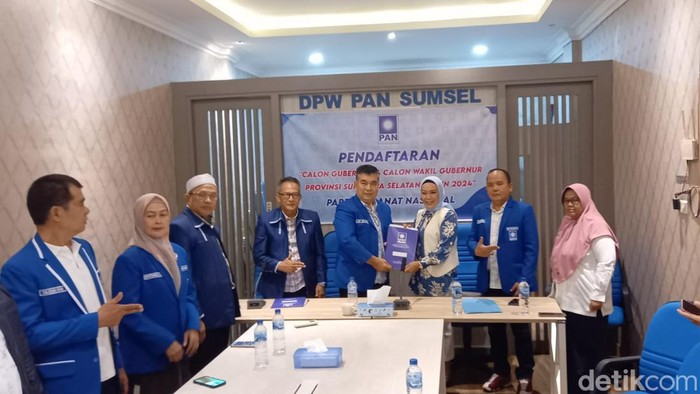 Bendahara DPD Demokrat Sumsel Holda ambil formulir bacagub di PAN.