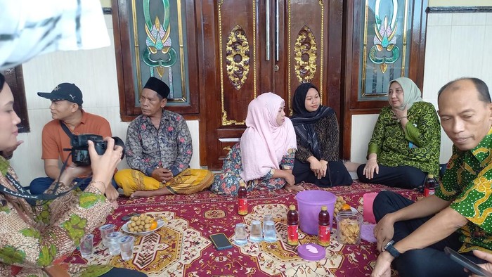 BKKBN Jatim berkunjung ke rumah Haji Zuhri yang viral soal tunangkan anaknya