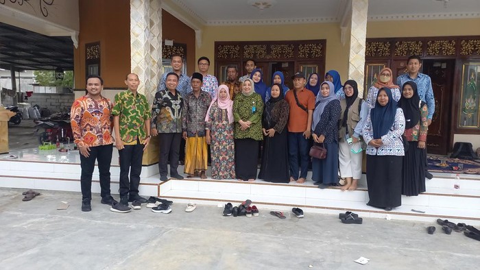 BKKBN mengunjungi rumah orang tua anak yang ditunangkan di Sampang
