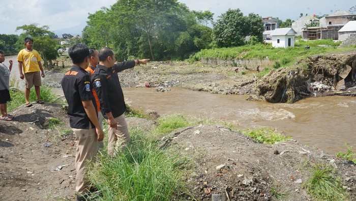BPBD Jatim melakukan asesmen dampak banjir lahar dingin semeru dan longsor di Lumajang