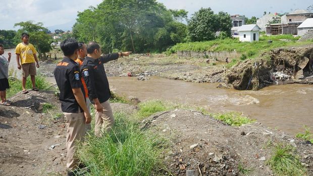 BPBD Jatim melakukan asesmen dampak banjir lahar dingin semeru dan longsor di Lumajang