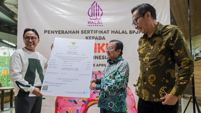 BPJPH Berikan Sertifikat Halal untuk Dunkin’ Kepala BPJPH Muhammad Aqil Irham (kiri) menyerahkan sertifikat halal Dunkin’ Indonesia kepada Komisaris Utama PT Dunkindo Lestari Tan Po Lian didampingi General Manager PT Dunkindo Lestari Dicky Mulyana di Jakarta, Jumat (5/4/2024).