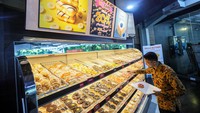 Dengan dibantu supervisi oleh Pasifik Halal Center International sebagai konsultan halal, proses audit dilakukan sekitar 3 bulan secara menyeluruh oleh Tim Audit dari LPH Surveyor Indonesia mulai dari bahan produksi, pabrikasi hingga semua gudang, dapur dan outlet Dunkin’.