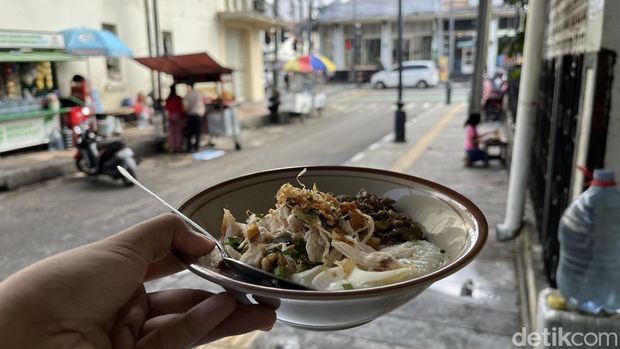 Bubur ayam di Bandung.