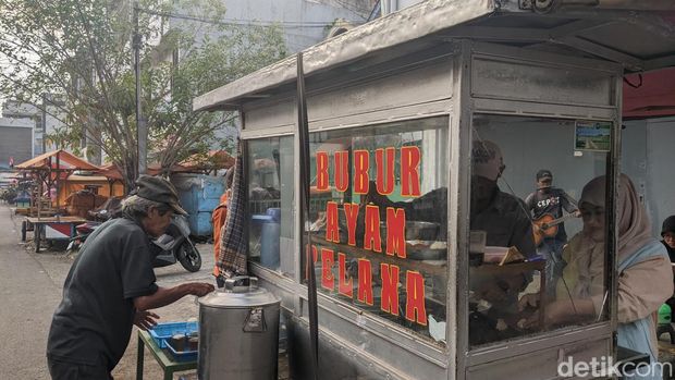 Bubur ayam di Bandung.