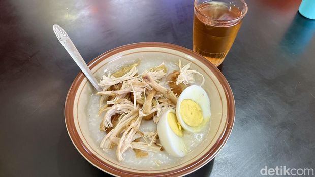 Bubur ayam di Bandung.