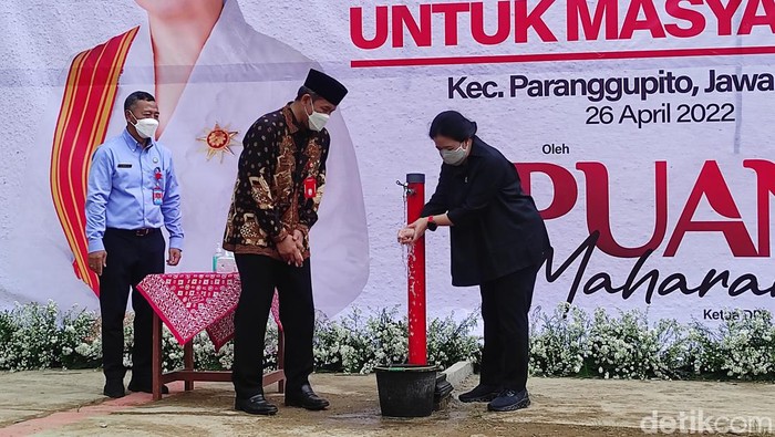 Ketua DPR RI Puan Maharani bersama Bupati Wonogiri Joko Sutopo saat acara peresmian keran air nersih untuk masyarakat Paranggupito 2022 lalu.