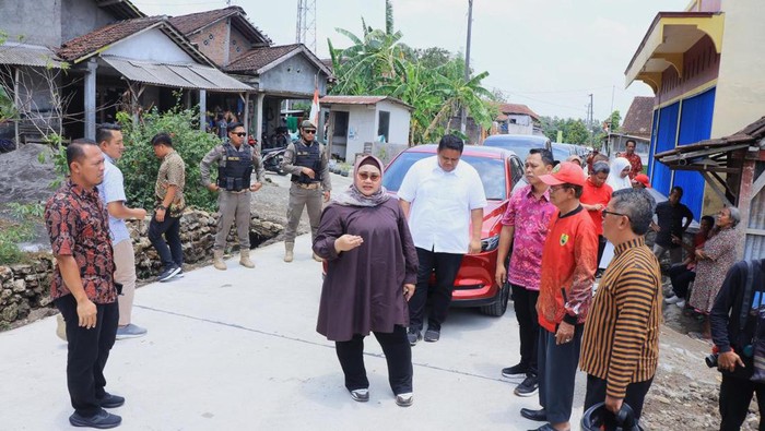 Bupati Sragen Kusdinar Untung Yuni Sukowati mengecek perbaikan jalan.