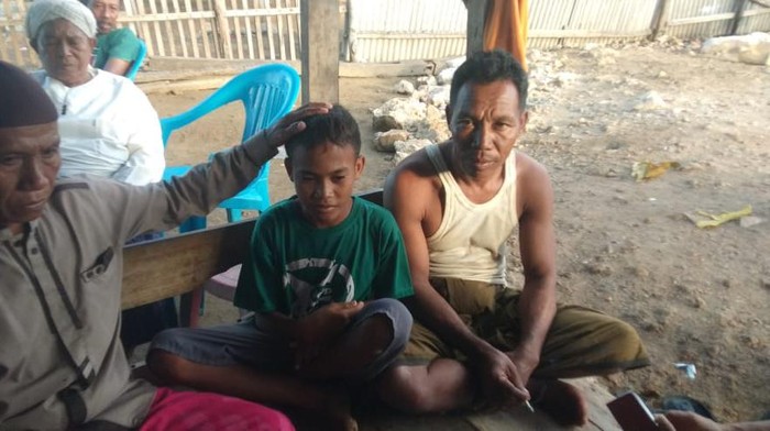 Burhan dan Dimas kembali ke rumah setelah Kapal yang ditumpangi terombang-ambing 4 hari akibat mati mesi di perairan Labuan Bajo. (Istimewa)