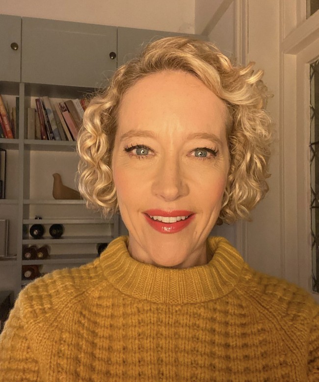 “Setelah saya melihat video ini, itu terus muncul dalam pikiran saya. Anda tahu, itu menghantui saya. Rasanya merendahkan dan merasa kotor,” akunya.  Foto: Dok. Instagram @cathynewmanc