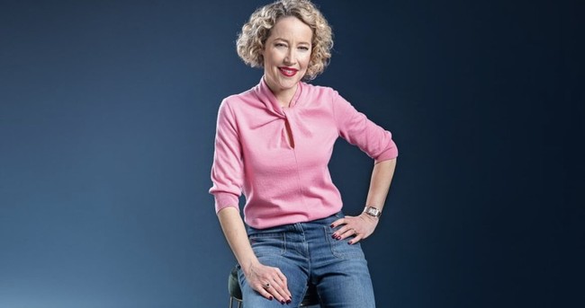 “Ini sangat aneh. Ini adalah gambar wajah saya, tetapi bukan tubuh telanjang saya. Dan juga, rambut saya tidak mirip karena sepertinya kecerdasan buatan belum bisa membuat rambut keriting, jadi itu agak aneh. Ini terlihat seperti saya tapi bukan saya,” ungkap Cathy, seperti dikutip dari The Sun.  Foto: Dok. Instagram @cathynewmanc