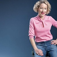 “Ini sangat aneh. Ini adalah gambar wajah saya, tetapi bukan tubuh telanjang saya. Dan juga, rambut saya tidak mirip karena sepertinya kecerdasan buatan belum bisa membuat rambut keriting, jadi itu agak aneh. Ini terlihat seperti saya tapi bukan saya,” ungkap Cathy, seperti dikutip dari The Sun.  Foto: Dok. Instagram @cathynewmanc