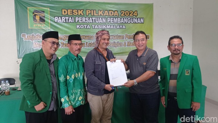 Dicky Candra saat mengambil formulir pendaftaran bakal calon Wali Kota di kantor DPC PPP Kota Tasikmalaya.
