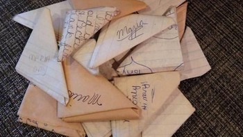 Kreatifnya anak tahun 1990-an saat kirim surat, kertasnya di lipat-lipat kayak gini. Foto: (Bored Panda).