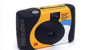 Nggak seperti sekarang yang bisa simpan di feed Instagram, Facebook, atau Twitter, kamera film yang seperti ini tidak bisa langsung melihat hasil fotonya, karena ada prosesnya dan itu pun terkadang ada yang rusak. Foto: (Bored Panda).