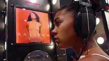 Tahun 1990-an paling asyik saat akan membeli CD musik, karena bisa mencobanya terlebih dahulu. Foto: (Bored Panda).