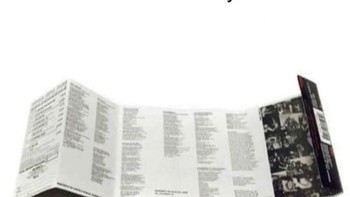 Hayo ngaku, siapa yang sering membaca lirik di kertas kaset? Foto: (Bored Panda).