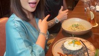 Selain itu, restoran mewah juga disambanginya untuk makan bersama sahabatnya. Dinar Candy punya rekomendasi restoran enak versi dirinya sendiri. Foto: Instagram/dinar_candy