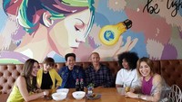 Dinar Candy ternyata juga pernah ada dalam satu acara bersama almarhum Babe Cabita. Keduanya menyantap makanan bersama sambil menerima tantangan dari Nia Ramadhani dan Jessica Iskandar. Foto: Instagram/dinar_candy