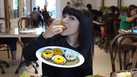 Sebelum menyantap makanan utama di hadapannya, Dinar Candy memilih makan jajanan pasar terlebih dahulu. Kue lumpur jadi kue yang pertama kali dinikmatinya. Foto: Instagram/dinar_candy