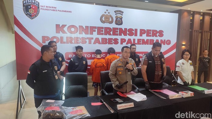 Dua remaja di Palembang diamankan saat sedang membawa senjata tajam yang diduga dipakai untuk tawuran.