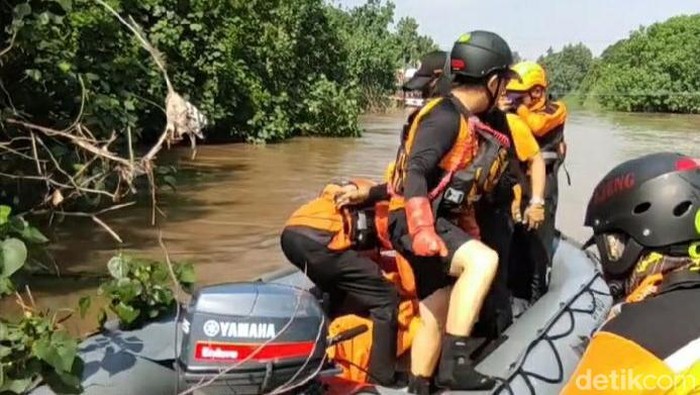 Evakuasi bapak dan anak tenggelam di Kalimas.