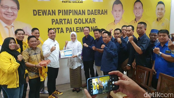 Fitrianti Agustinda kembalikan formulir pwndaftaran ke DPD Golkar Palembang.