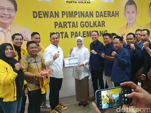 Kembalikan Formulir ke Golkar Palembang, Fitri Aminkan Gandeng Prima Salam