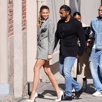 Sebagai sentuhan akhir, dipilih sepasang heels putih untuk menopang kakinya yang jenjang itu. (Foto: Hollywood To You/Star Max/GC Images)