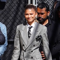 Kesan maskulin hadir dipertegas dengan sapu tangan yang menghiasi bagian kantong. Motif polkadot menambah aksen yang playful, begitu pula dasinya. (Foto: JOCE/Bauer-Griffin/GC Images)