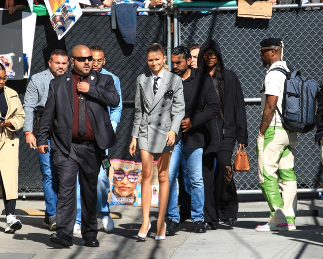 Zendaya terpotret sedang berada di studio program TV ‘Jimmy Kimmel Live’ di Los Angeles, AS, baru-baru ini. Kehadirannya kali ini masih dalam rangkaian promosi film ‘Challengers’. (Foto: JOCE/Bauer-Griffin/GC Images)
