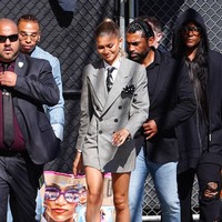 Gaya bertema tenis, sesuai dengan perannya sebagai pelatih tenis di film tersebut, masih setia menemani. Namun kali ini, Zendaya yang dibantu penata gaya Law Roach, tampaknya mengambil inspirasi dari setelan formal umpire (wasit) tenis khas Wimbledon. (Foto: JOCE/Bauer-Griffin/GC Images)