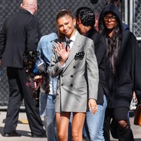 Pilihannya jatuh pada jas double-breast abu-abu, lengkap dengan dasi. Melanjutkan komitmennya pada sustainable fashion, busana Zendaya ini lagi-lagi berstatus vintage. Tepatnya dari koleksi Ralph Lauren Spring 1992. (Foto: JOCE/Bauer-Griffin/GC Images)