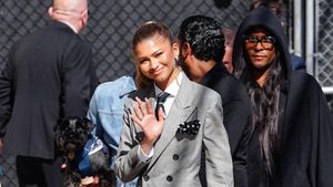 Foto: Zendaya Seksi Pakai Setelan Tanpa Bawahan, Pamer Kaki Jenjang
